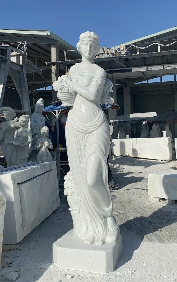 Tượng thiếu nữ trang trí