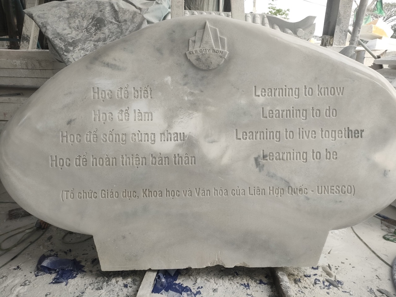 Bảng hiệu đá Cẩm Thạch trắng